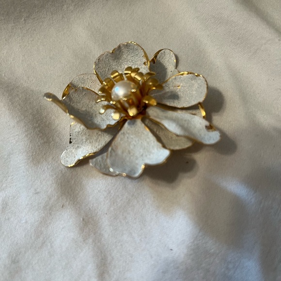Vintage White and Goldtone pin with Faux Pearl in center. - Picture 4 of 8